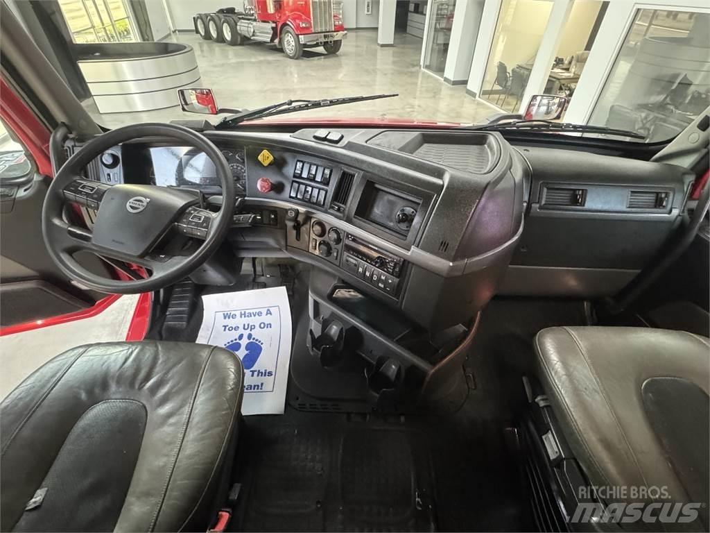Volvo VNL64T740 Τράκτορες