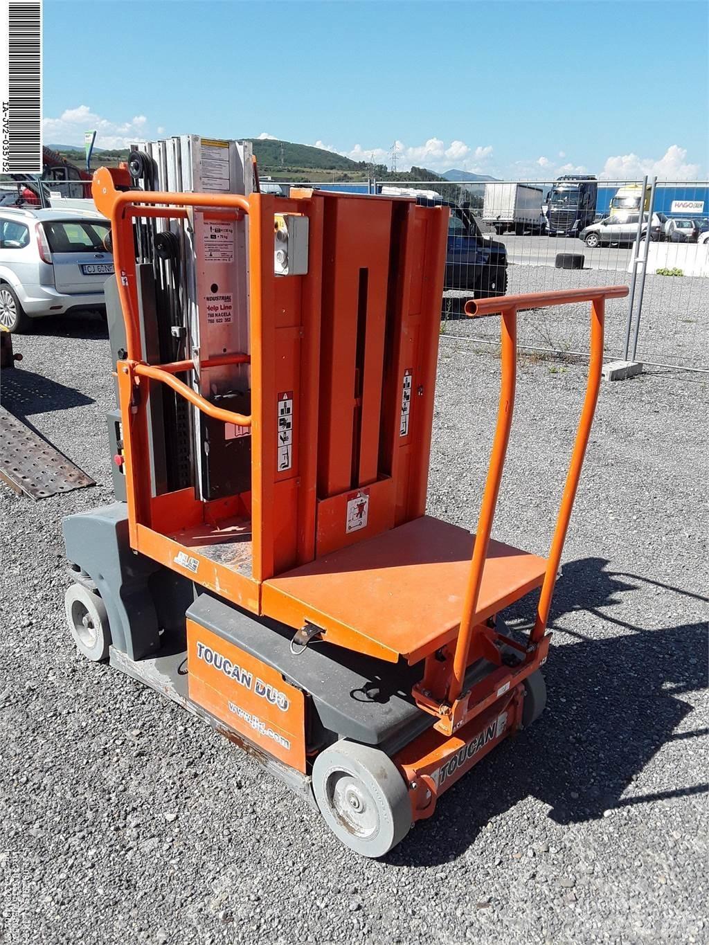 JLG Toucan duo Ανυψωτήρες με κατακόρυφους πυλώνες