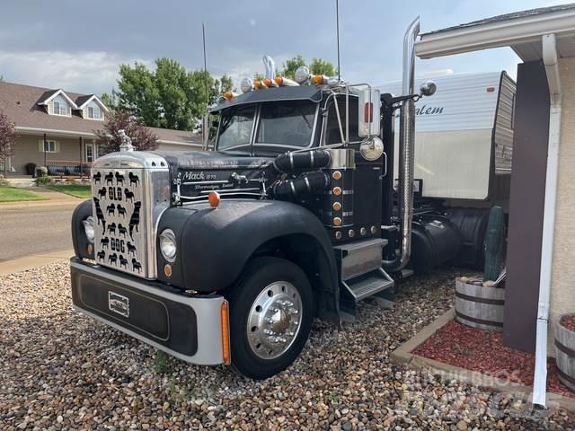 Mack B75 Τράκτορες