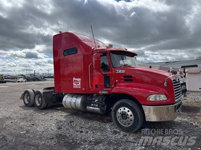 Mack CXU613 Τράκτορες