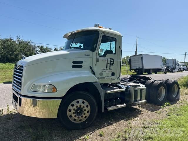Mack CXU613 Τράκτορες