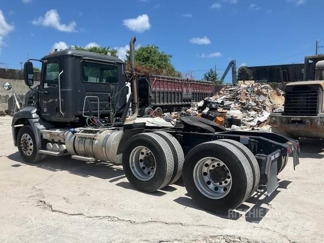 Mack CXU613 Τράκτορες