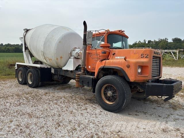 Mack DM690 Βυτία νερού