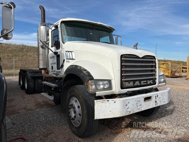 Mack GU713 Τράκτορες
