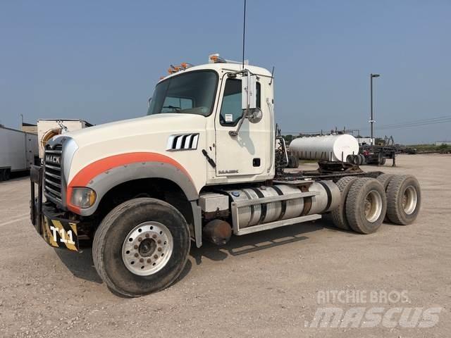 Mack GU713 Τράκτορες