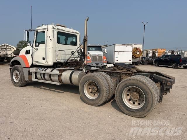 Mack GU713 Τράκτορες