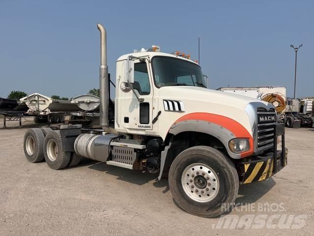 Mack GU713 Τράκτορες
