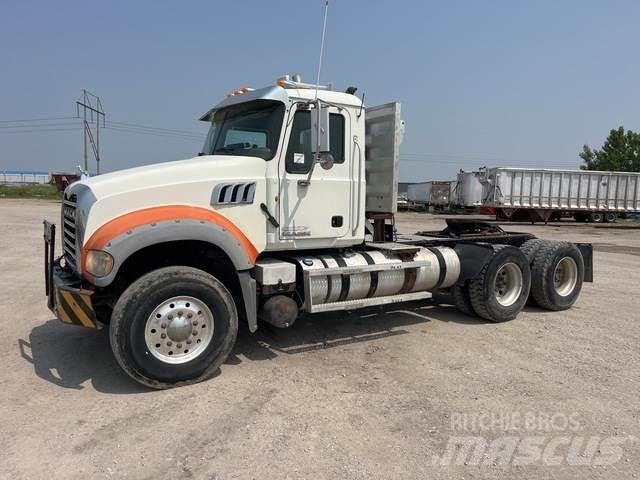 Mack GU713 Τράκτορες