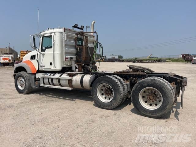 Mack GU713 Τράκτορες