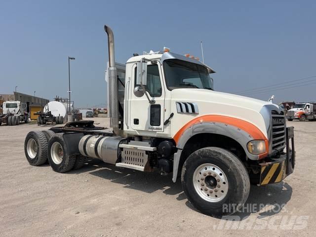 Mack GU713 Τράκτορες