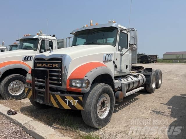 Mack GU713 Τράκτορες