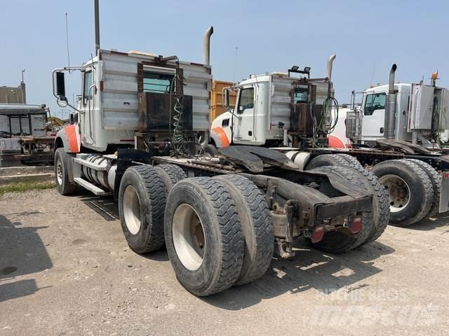 Mack GU713 Τράκτορες