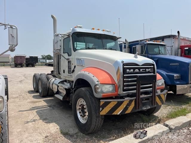 Mack GU713 Τράκτορες