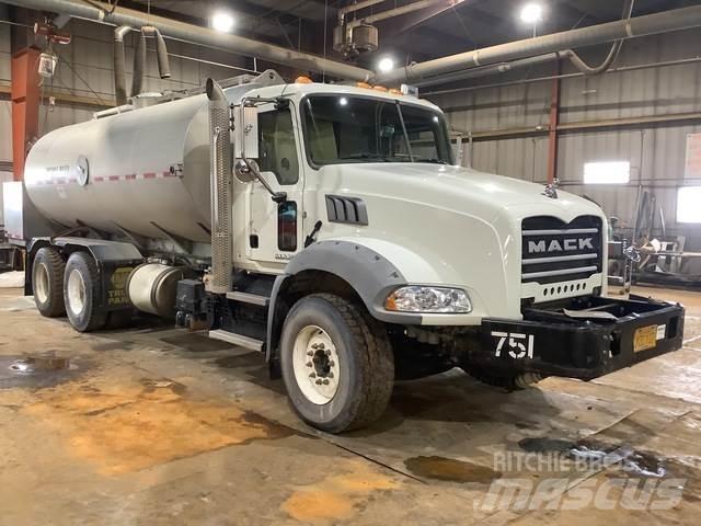 Mack GU813 Βυτία νερού