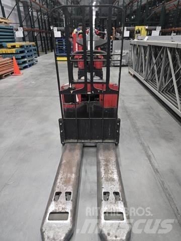 Raymond 8410 Χειροκίνητο ανυψωτικό αμαξίδιο