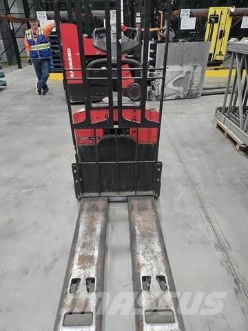 Raymond 8410 Χειροκίνητο ανυψωτικό αμαξίδιο