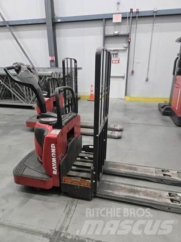 Raymond 8410 Χειροκίνητο ανυψωτικό αμαξίδιο