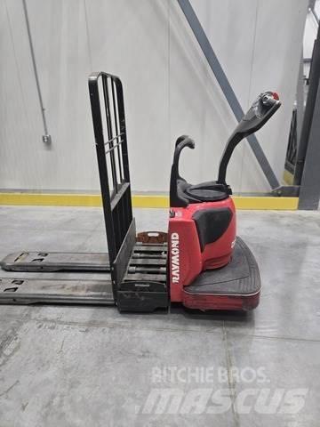 Raymond 8410 Χειροκίνητο ανυψωτικό αμαξίδιο
