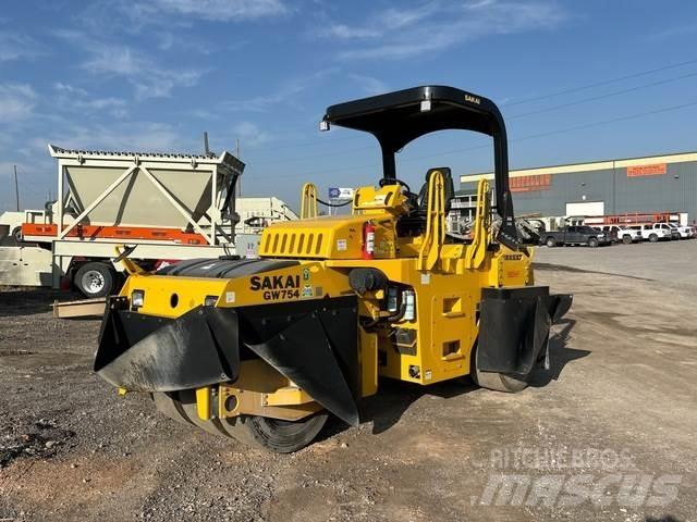 Sakai GW745 Κύλινδροι με επίσωτρα με αέρα