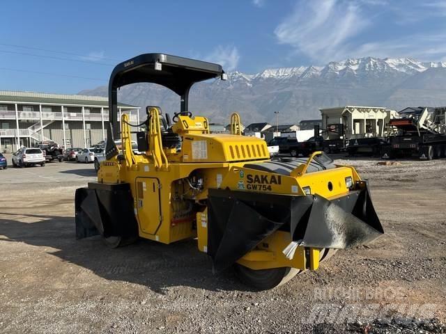 Sakai GW745 Κύλινδροι με επίσωτρα με αέρα