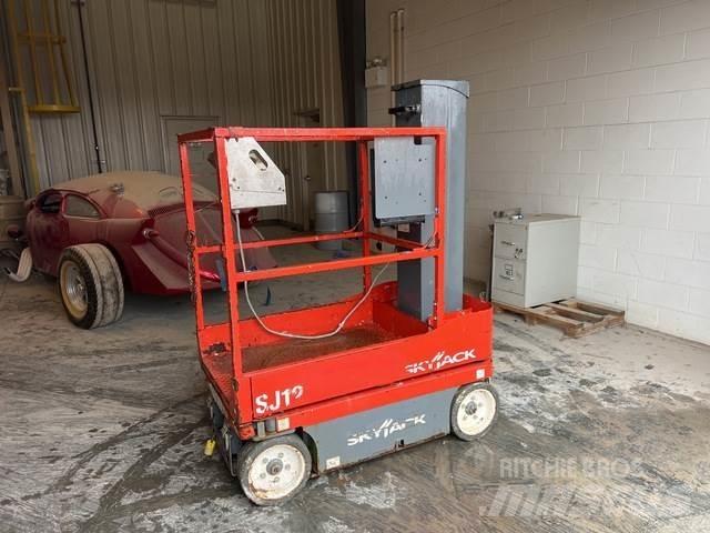 SkyJack SJ12 Ανυψωτήρες με κατακόρυφους πυλώνες