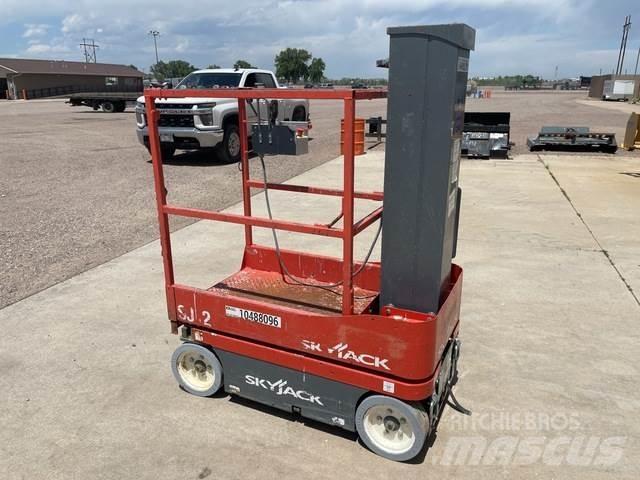 SkyJack SJ12 Ανυψωτήρες με κατακόρυφους πυλώνες