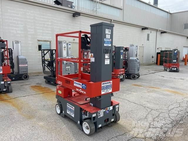 SkyJack SJ20E Ανυψωτήρες με κατακόρυφους πυλώνες