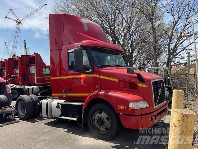 Volvo VNM42T Τράκτορες