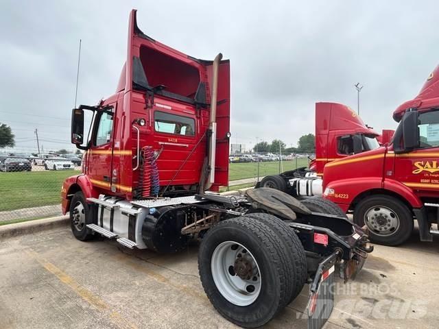 Volvo VNM42T Τράκτορες
