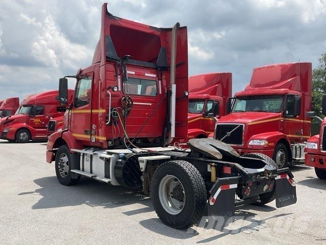Volvo VNM42T Τράκτορες