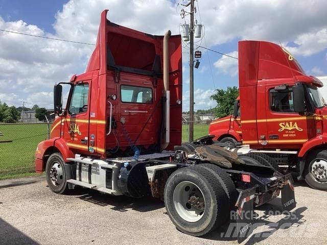 Volvo VNM42T Τράκτορες