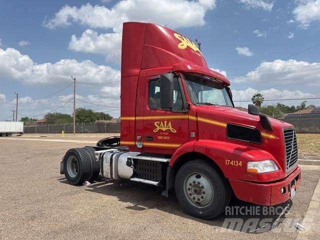Volvo VNM42T Τράκτορες