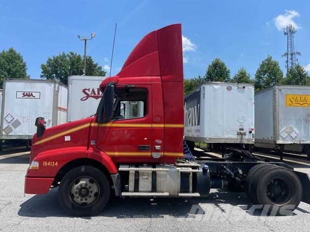 Volvo VNM42T Τράκτορες