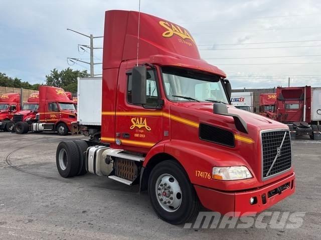 Volvo VNM42T Τράκτορες
