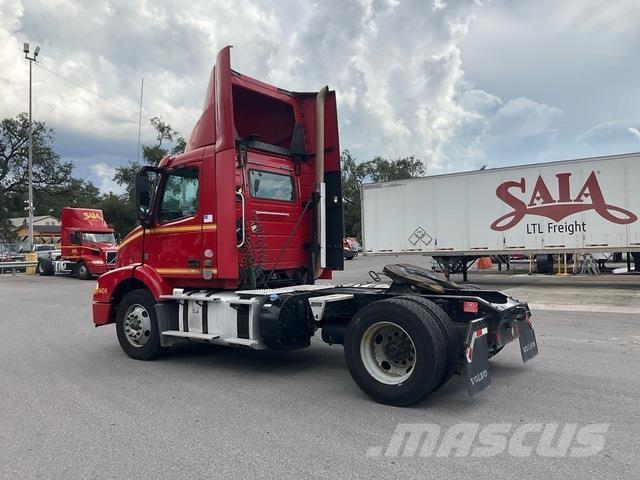 Volvo VNM42T Τράκτορες