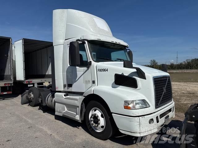 Volvo VNM64T Τράκτορες