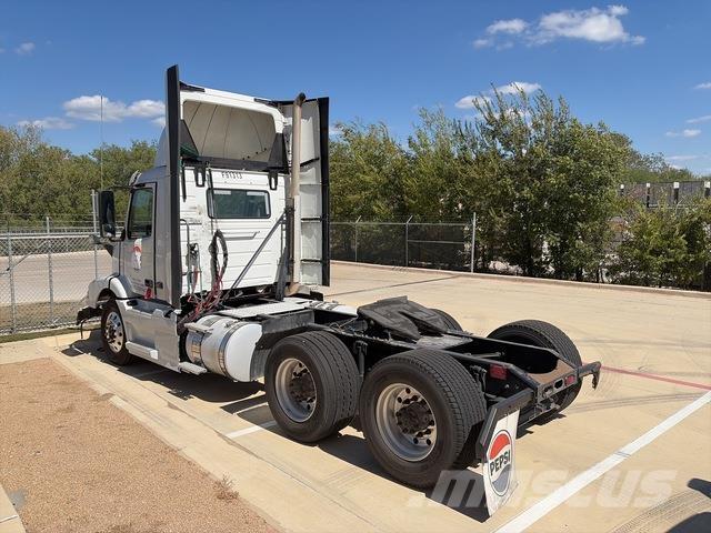 Volvo VNM64T Τράκτορες