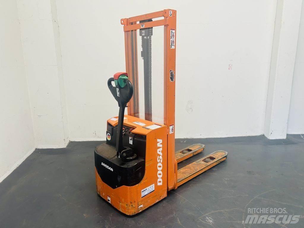 Doosan LEDS12.5C Παλετοφόρα πεζού χειριστή με ιστό