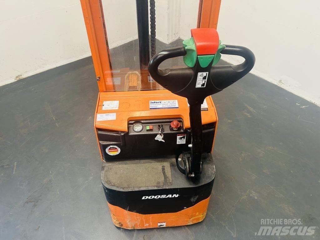 Doosan LEDS12.5C Παλετοφόρα πεζού χειριστή με ιστό
