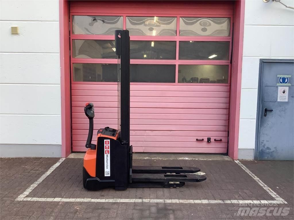 Toyota SWE120 Παλετοφόρα πεζού χειριστή με ιστό