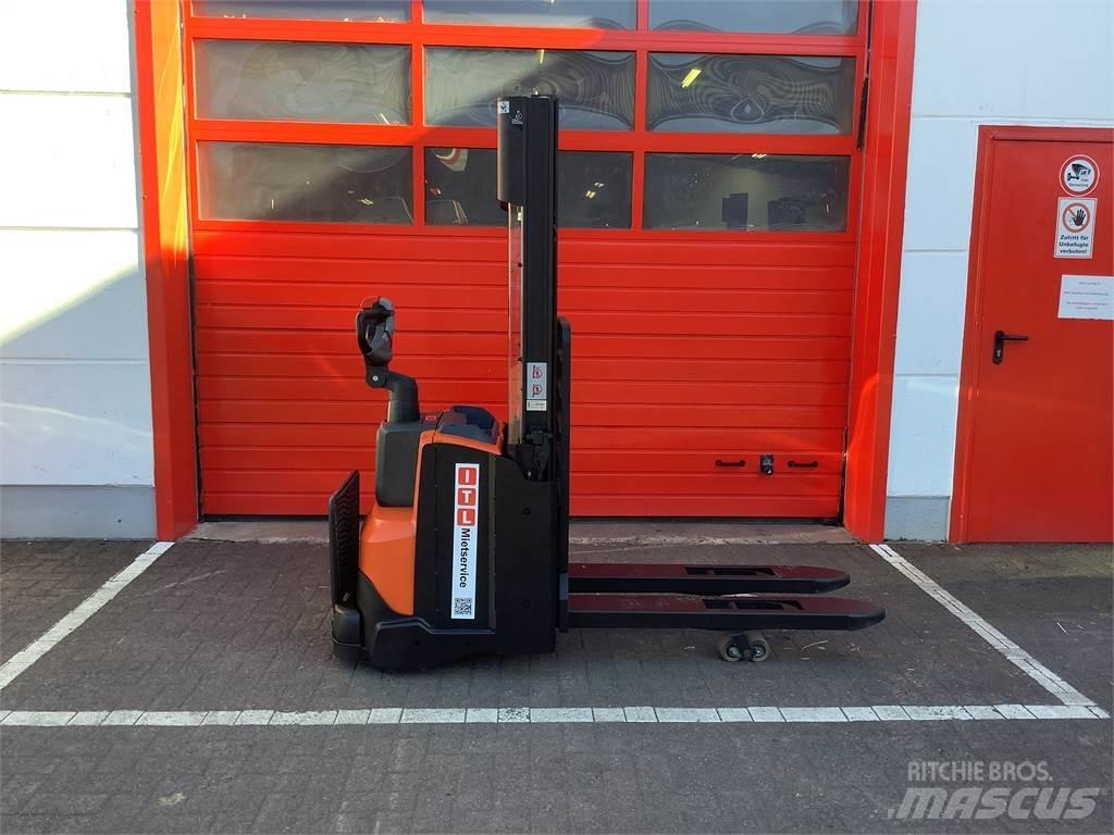 Toyota SWE120L Παλετοφόρα πεζού χειριστή με ιστό