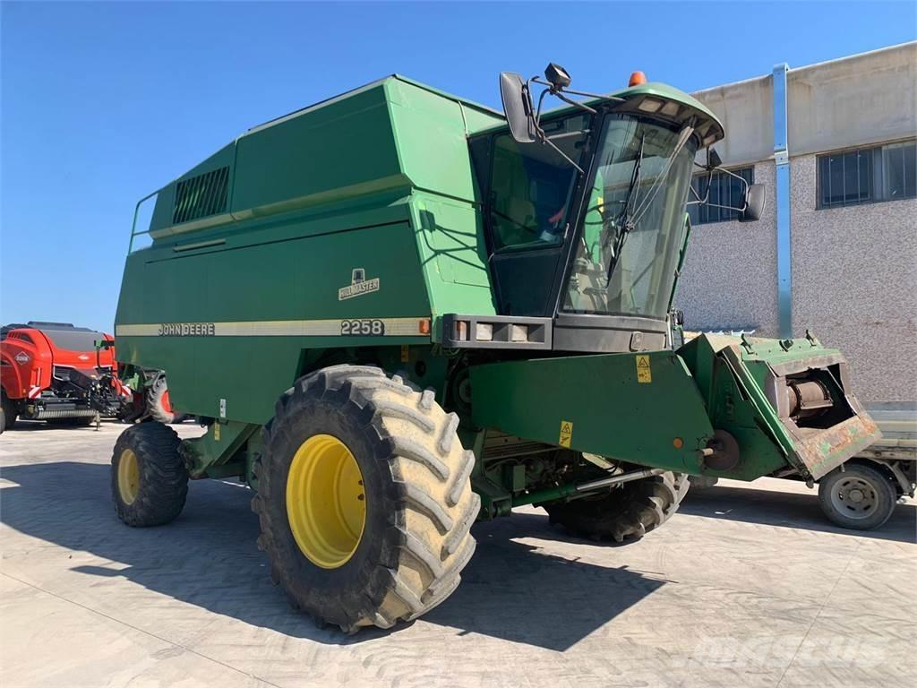 John Deere 2258 Θεριζοαλωνιστικές μηχανές