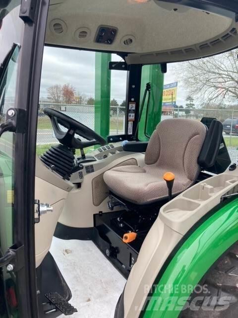 John Deere 3046R Τρακτέρ