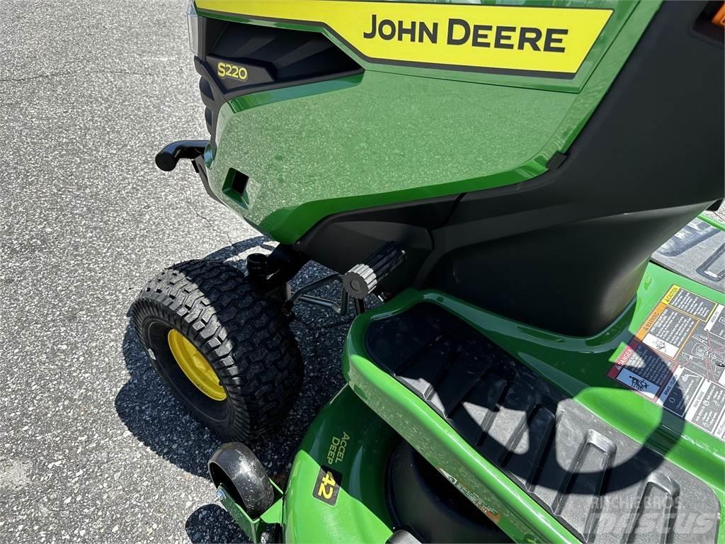 John Deere S220 Χορτοκοπτικά με καθιστό χειριστή