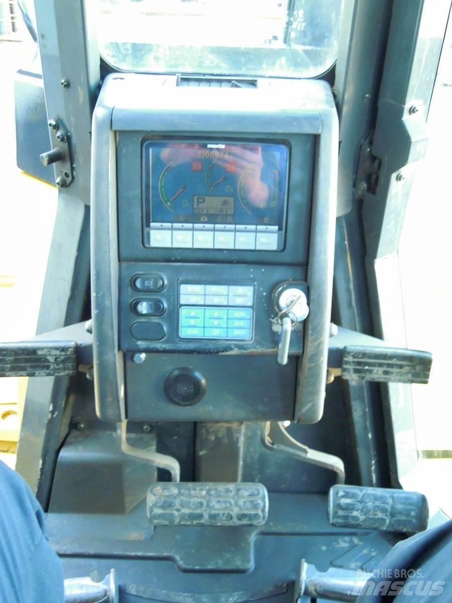 Komatsu D155AX-6 Μπουλντόζες με ερπύστριες