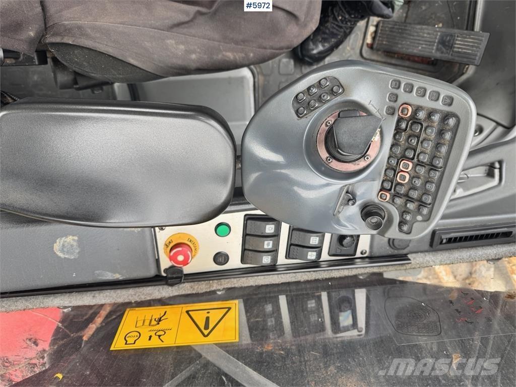 Komatsu 911-6 Θεριζοαλωνιστικές μηχανές