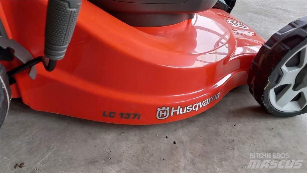 Husqvarna LC 137i Χορτοκοπτικά με καθιστό χειριστή