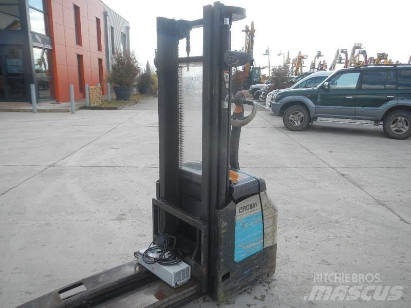 Crown ES 4000 Χειροκίνητο περονοφόρο ανυψωτικό