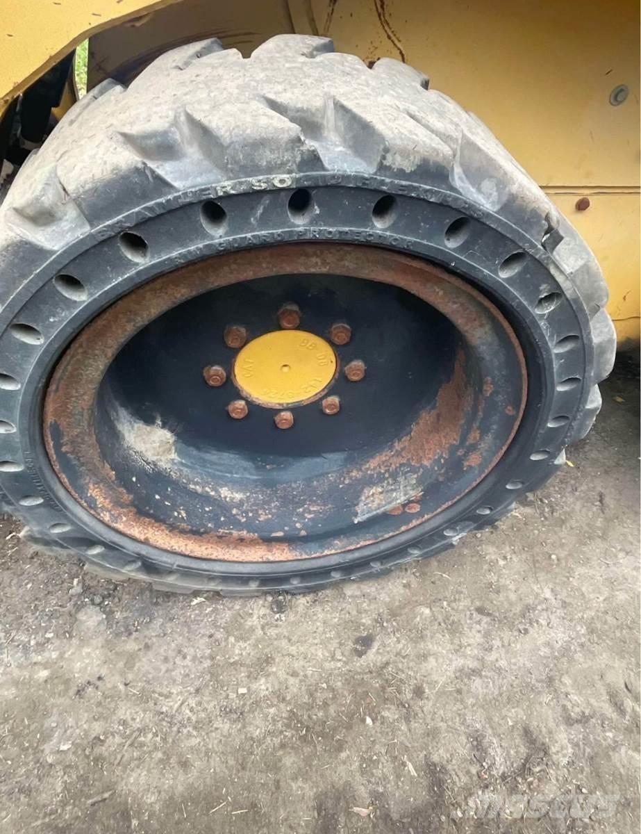 CAT 242 Φορτωτάκια