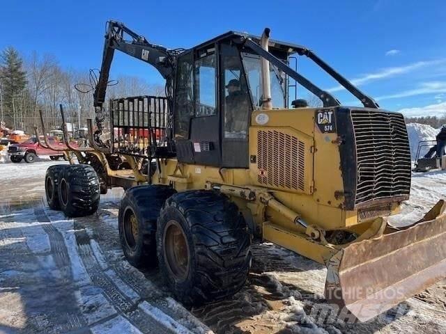 CAT 574 Μεταφορείς ξυλείας